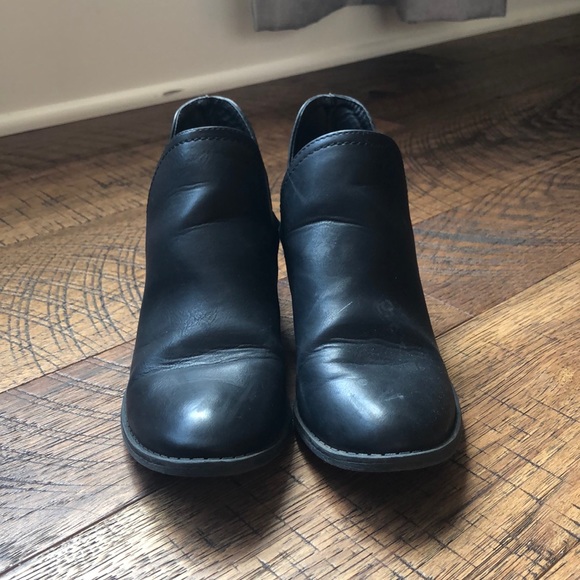 Shoes - Picture 2 of 4